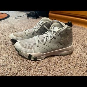Gently used basketball under armor shoes